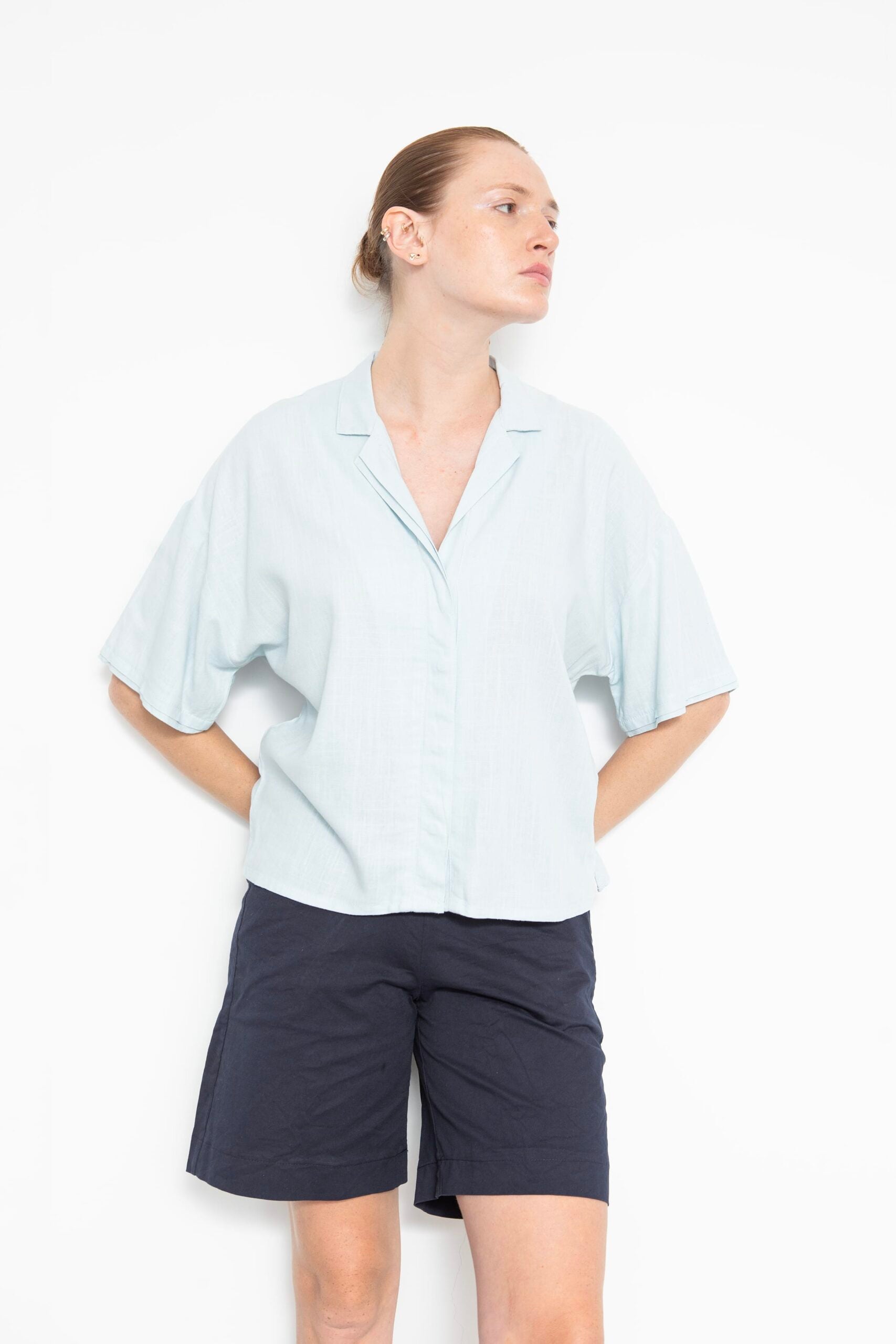 חולצה מכופתרת דקר - תכלת